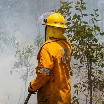 Caravan park evacuated as bushfire closes Tas highway