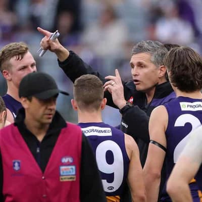 Fremantle lock in coach Justin Longmuir until 2025