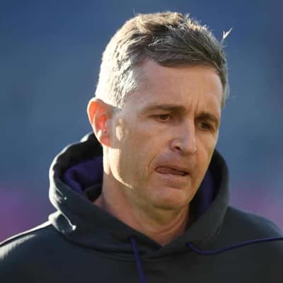 Dockers coach Longmuir hits back at contract pot shots