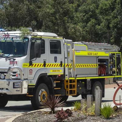 Blaze threatens lives and homes in Perth's southeast