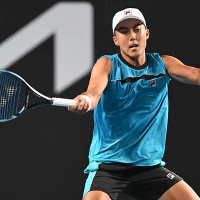 Hijikata snaps losing streak with maiden clay court win