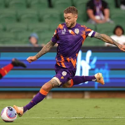 10-man Sydney withstand Glory siege to grab ALM draw