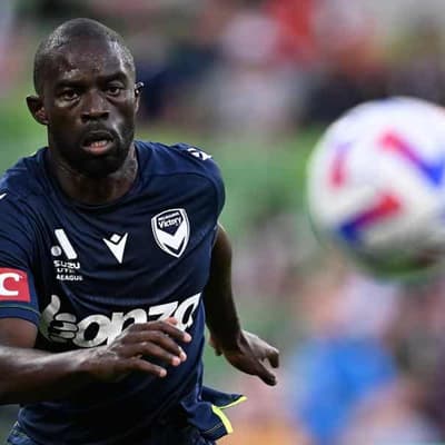 Ten-man Victory land home final despite Roar draw