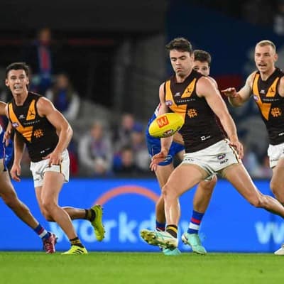 Hawks handle AFL momentum shifts to stun Bulldogs