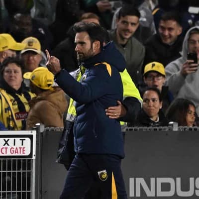 One-finger salute costs Mariners No.2 grand final spot