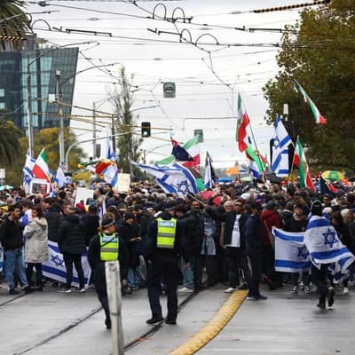 Arrests and police clashes in rival protest stand-off