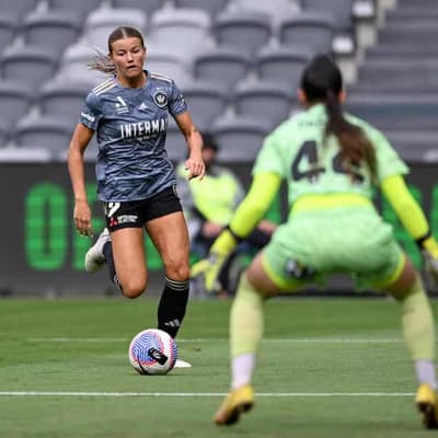Wanderers lock in ALW star striker Sophie Harding