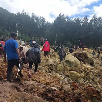Search for hundreds feared dead in huge PNG landslide