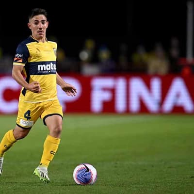 Mariners ace Nisbet clinches Johnny Warren Medal