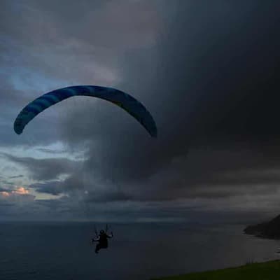 Paragliders injured after crashing into paddock