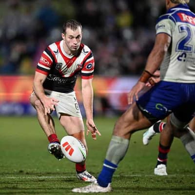Walker fires Roosters into top four with win over Dogs
