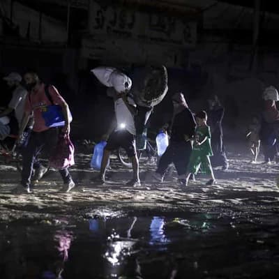 Thousands flee homes as Israel forces bomb Gaza's south