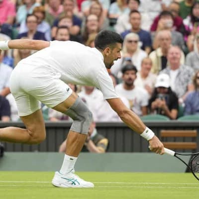 Djokovic's wounded knee no problem in Wimbledon return