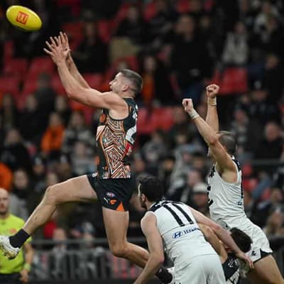 Hogan's heroics help Giants storm back to stun Blues