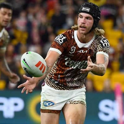 Mozer's hot form keeps heat on Broncos No.9 Walters
