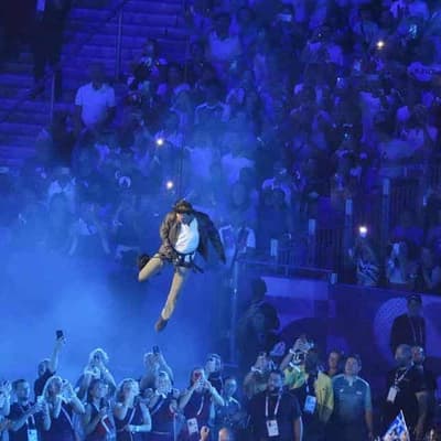 Tom Cruise performs abseiling stunt to close Olympics