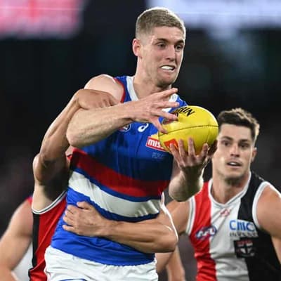 Bulldogs ruckman English turns down free agency