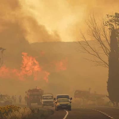 Turkey battles blaze amid fears for Anzac war graves