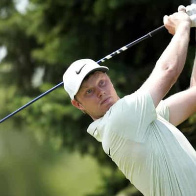 Davis clings on to advance in playoffs with Day, Scott