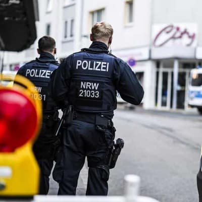 Hunt for attacker after three killed in German stabbing