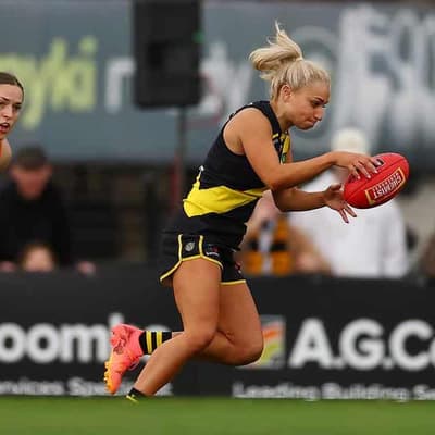 Tigers hold off Giants for first AFLW win of season