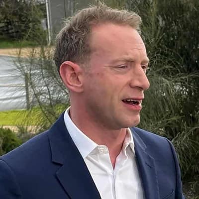 Ex-Liberal leader urged to report powder snorting video