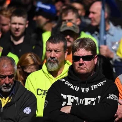 Thousands of tradies down tools, march in CFMEU support
