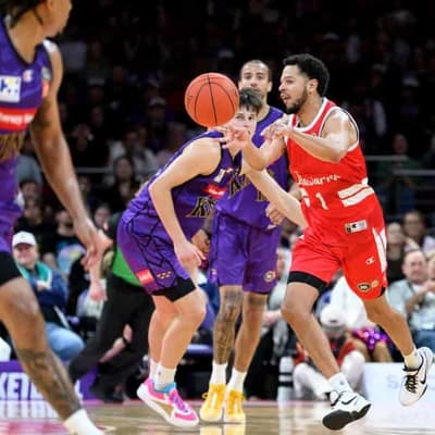 Hawks' Harvey comes up clutch to seal win over Kings