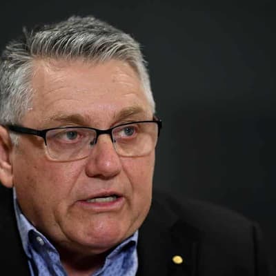 Talkback king Hadley to retire after decades behind mic