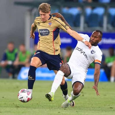 Jets own goal gifts Mariners first ALM win of season