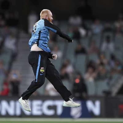 Strikers' Lloyd Pope and D'Arcy Short sink Stars in BBL