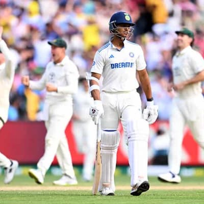 Dramatic run-out swings momentum in Australia's favour