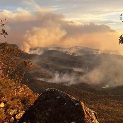 Bushfire destroys homes as calmer conditions on horizon