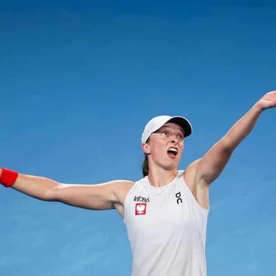 Swiatek plays down Australian Open fitness fears