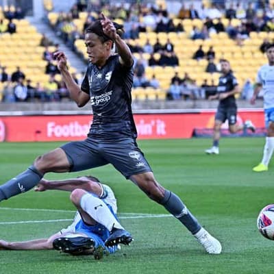 Phoenix teenager denies Sydney FC in A-League Men debut