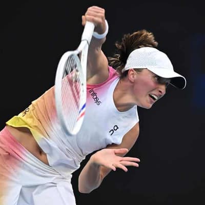 Ruthless Swiatek marches into Open last eight
