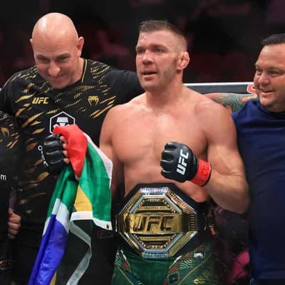 Du Plessis breaks Strickland's nose in UFC beat-down