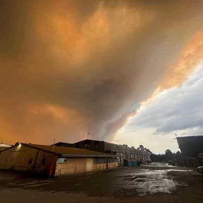 'High risk' uncontrolled bushfire threatens mining town