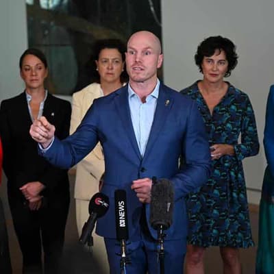 Independents seize on 'unfair' deal to boost campaign