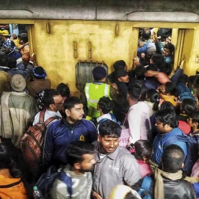 Death toll rises after stampede at New Delhi station