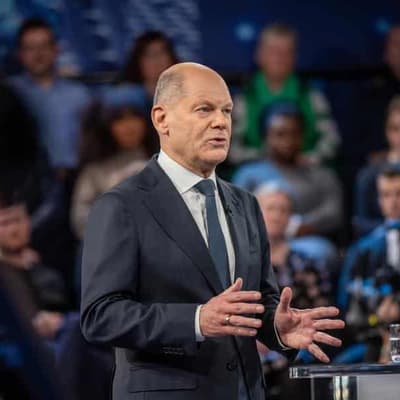 Berlin pro-democracy rally draws 30,000 ahead of poll