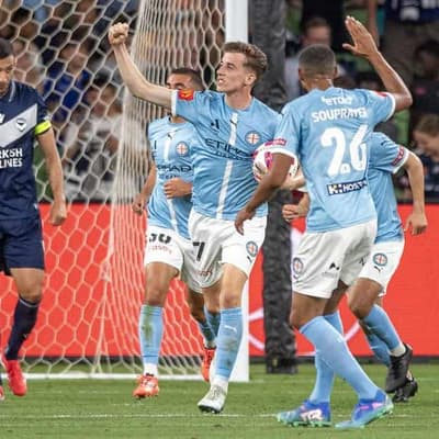 Refereeing under fire in dramatic Melbourne derby draw