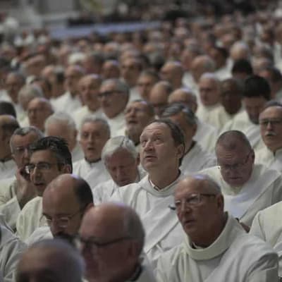 Prayers as Vatican says Pope passes 'tranquil' night