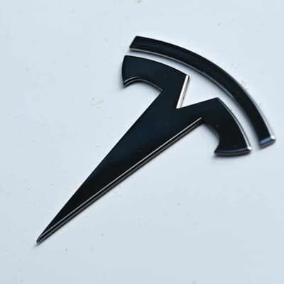 Tesla owners sue for cars 'falling flat' on tech claims