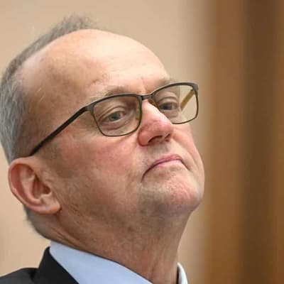 Call for resignation of arts chief after fiery hearing