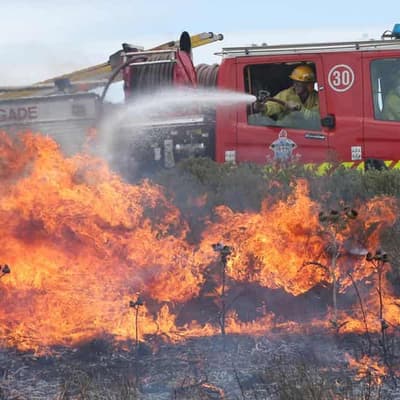 Autumn bushfire danger as hot and dry conditions linger
