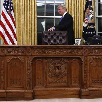 Bogus report circulates about removal of Trump's Oval Office desk