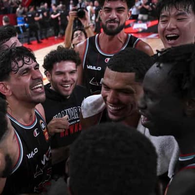 Hot-handed Hawks smash Phoenix, into NBL title series