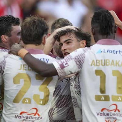 Adelaide coach fumes as Roar grab sweltering stalemate