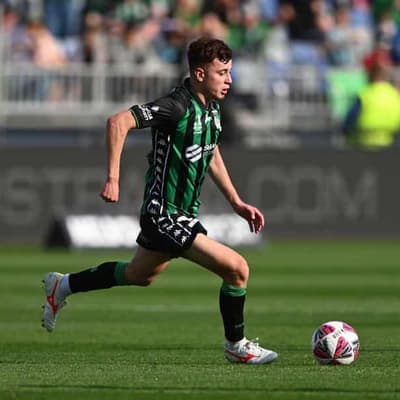 United breeze past Wellington and go second in ALM